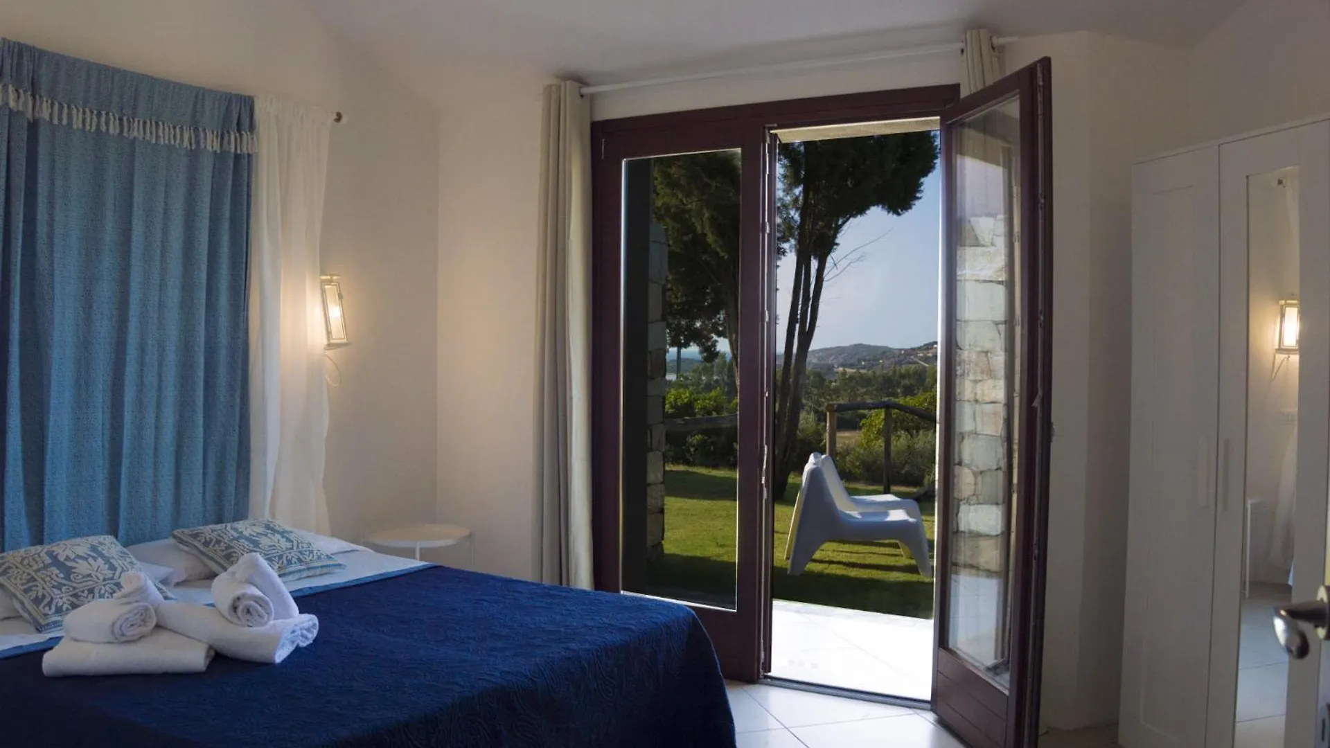 Chia, Scorci Di Mare Villa Feriehus